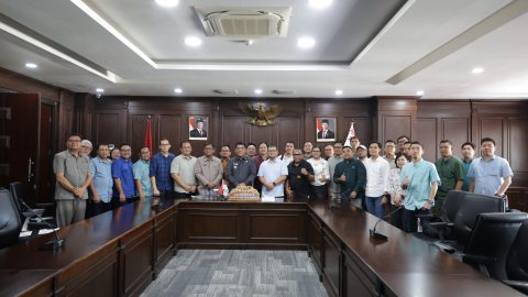 Gubernur Sulut Yulius Selvanus bersama perwakilan dealer otomotif usai pertemuan di Kantor Gubernur Sulut, Selasa (24/02/2026), membahas kebijakan keringanan BBN-KB 25% sebagai stimulus pertumbuhan sektor otomotif.