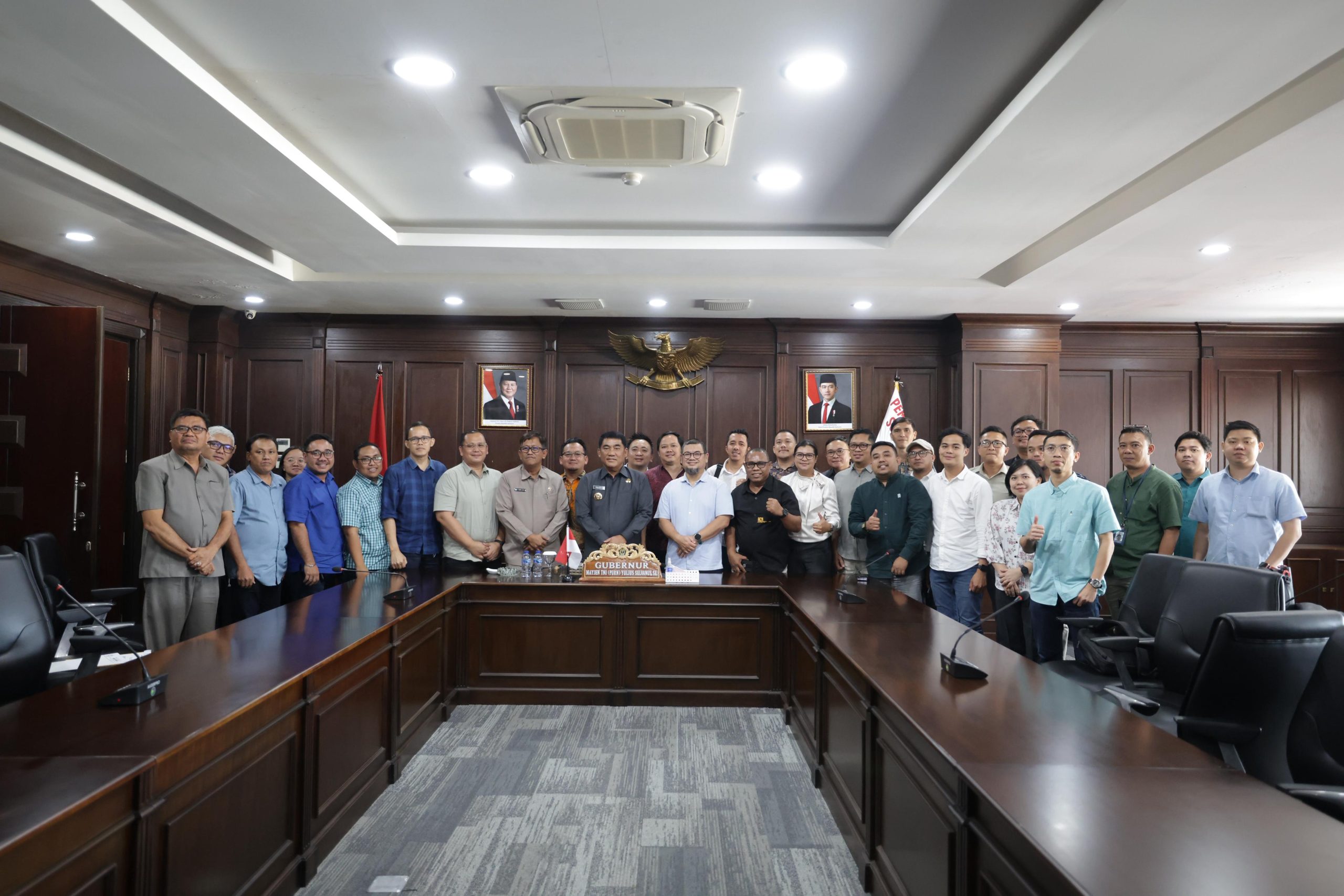 Gubernur Sulut Yulius Selvanus bersama perwakilan dealer otomotif usai pertemuan di Kantor Gubernur Sulut, Selasa (24/02/2026), membahas kebijakan keringanan BBN-KB 25% sebagai stimulus pertumbuhan sektor otomotif.