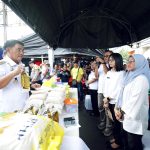 Gubernur Sulut Mayjen TNI (Purn) Yulius Selvanus SE meninjau langsung Gerakan Pangan Murah di Bitung, memeriksa harga beras dan minyak goreng untuk memastikan stabilitas harga pangan saat Ramadan.