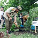 Gubernur Sulawesi Utara, Mayjen TNI (Purn) Yulius Selvanus, SE, menanam pohon sebagai simbol komitmen pada keselamatan dan kesehatan kerja (K3) saat memimpin Peringatan Bulan K3 Nasional 2026 di Bitung, Rabu (25/2/2026).