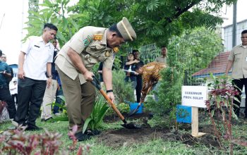 Gubernur Sulawesi Utara, Mayjen TNI (Purn) Yulius Selvanus, SE, menanam pohon sebagai simbol komitmen pada keselamatan dan kesehatan kerja (K3) saat memimpin Peringatan Bulan K3 Nasional 2026 di Bitung, Rabu (25/2/2026).