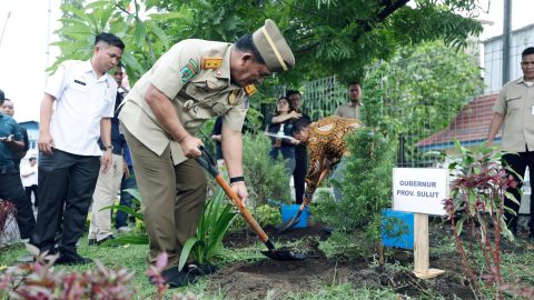 Gubernur Sulawesi Utara, Mayjen TNI (Purn) Yulius Selvanus, SE, menanam pohon sebagai simbol komitmen pada keselamatan dan kesehatan kerja (K3) saat memimpin Peringatan Bulan K3 Nasional 2026 di Bitung, Rabu (25/2/2026).