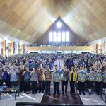 Gubernur Sulut Yulius Selvanus bersama civitas akademika UNKLAB dalam kuliah umum di Chapel Unklab, Minahasa Utara, Kamis (26/02/2026). Ribuan mahasiswa antusias mengikuti arahan agar menjadi generasi inovatif dan berdaya saing global. Foto: Diskominfo Pemprov Sulut.