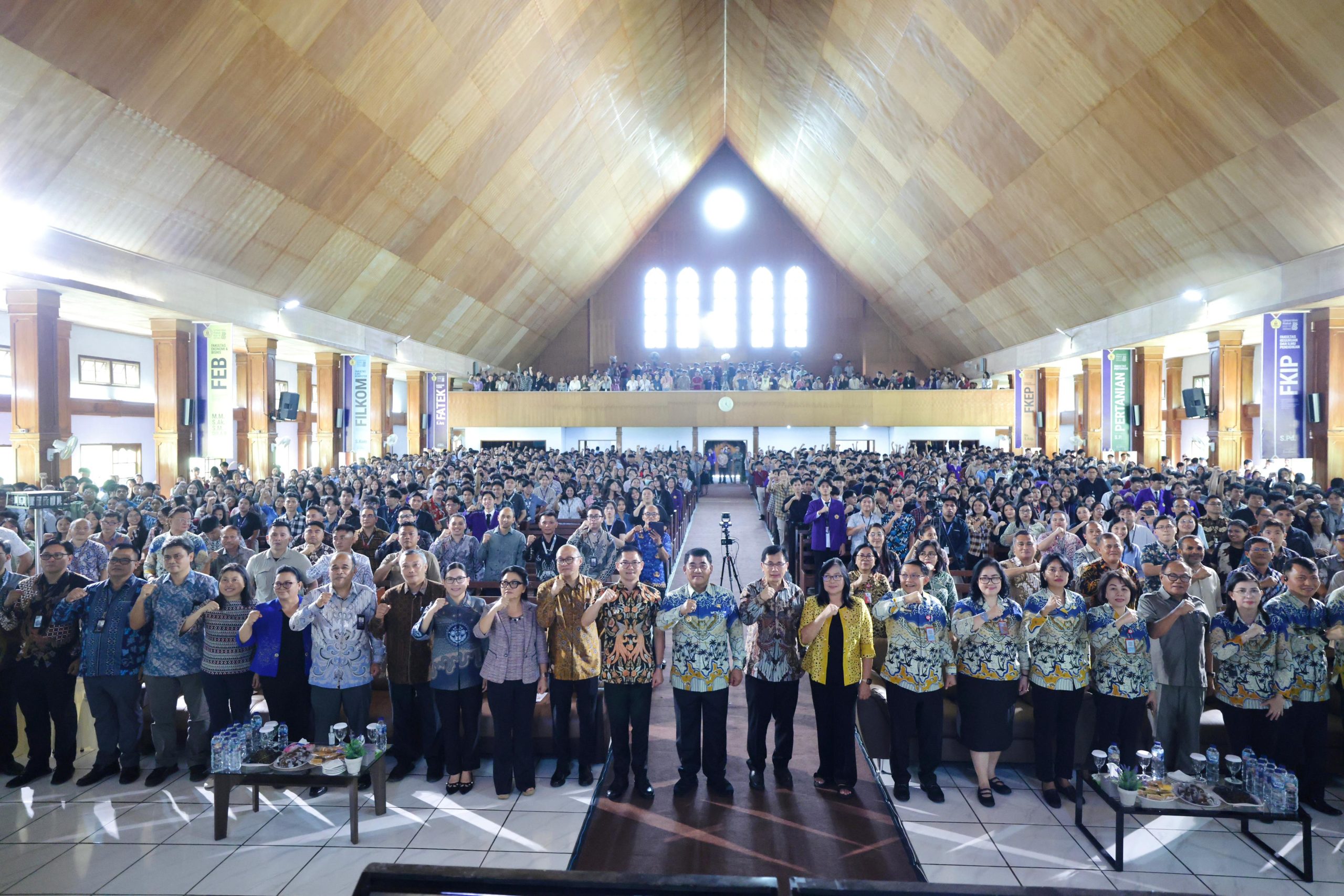 Gubernur Sulut Yulius Selvanus bersama civitas akademika UNKLAB dalam kuliah umum di Chapel Unklab, Minahasa Utara, Kamis (26/02/2026). Ribuan mahasiswa antusias mengikuti arahan agar menjadi generasi inovatif dan berdaya saing global. Foto: Diskominfo Pemprov Sulut.