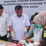Kasat Reskrim Polres Kotamobagu, Iptu Ahmad Waafi, bersama jajaran Kejari Kotamobagu memusnahkan barang bukti yang telah berkekuatan hukum tetap, Kamis (12/02/2026). Barang bukti berupa narkotika, minuman beralkohol, senjata tajam, dan barang ilegal lainnya dimusnahkan sebagai komitmen penegakan hukum dan menjaga keamanan masyarakat.