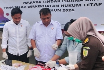 Kasat Reskrim Polres Kotamobagu, Iptu Ahmad Waafi, bersama jajaran Kejari Kotamobagu memusnahkan barang bukti yang telah berkekuatan hukum tetap, Kamis (12/02/2026). Barang bukti berupa narkotika, minuman beralkohol, senjata tajam, dan barang ilegal lainnya dimusnahkan sebagai komitmen penegakan hukum dan menjaga keamanan masyarakat.