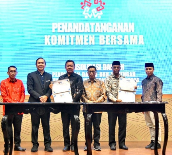 Bupati Boltim Oskar Manoppo bersama jajaran kepala daerah dan perwakilan Kemendikbud dalam penandatanganan komitmen bersama transformasi pendidikan di Sulawesi Utara.