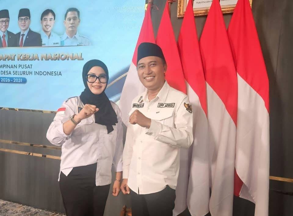 Sangadi Sri Rahayu Monoarfa berfoto bersama Ketua Umum DPP Apdesi, H Junaedi yang juga Kepala Desa Ponggok, Blitar, Jatim. Foto: Ist