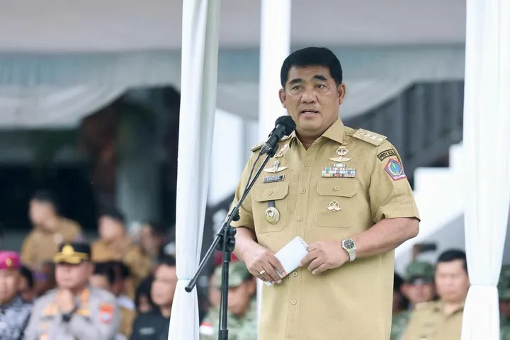 Gubernur Sulawesi Utara, Yulius Selvanus Komaling, menyampaikan arahan terkait penerapan sistem kerja Work From Home (WFH) bagi ASN. Ia menegaskan pelayanan publik harus tetap berjalan optimal meski pola kerja berubah.