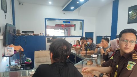 Aparat Kejati Sulut memantau rekaman CCTV saat melakukan pendampingan dalam penggerebekan terkait dugaan praktik jual beli emas ilegal di Kotamobagu, Senin (2/3/2026).