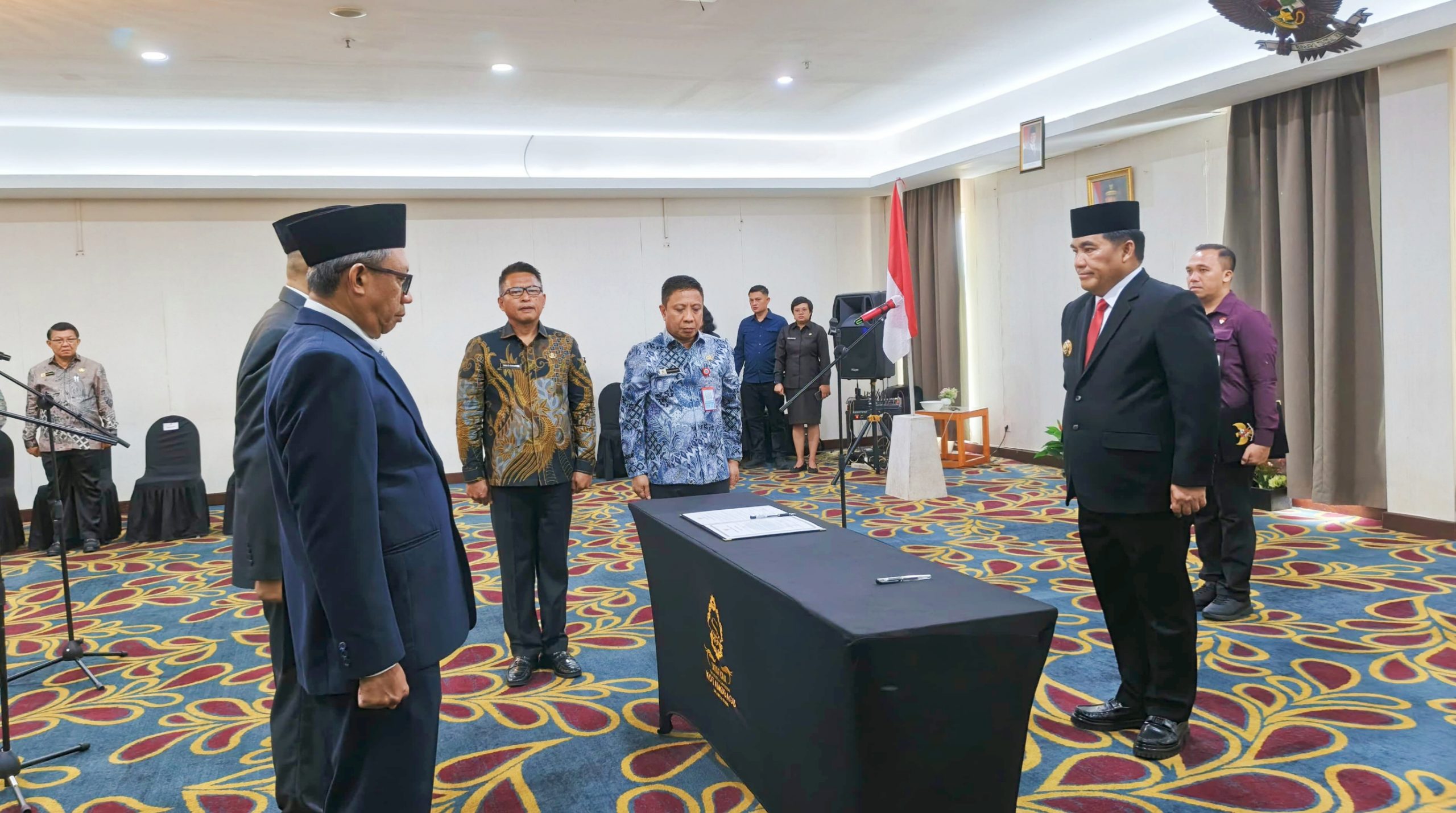 Suasana pelantikan di Hotel Sutan Raja Kotamobagu, Gubernur Yulius mengingatkan pejabat baru untuk bekerja dengan integritas dan spiritualitas.