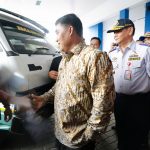 Gubernur Sulut Yulius Selvanus meninjau kesiapan armada bus di Terminal Terpadu Malalayang, Manado, memastikan standar kelaikan jalan dan keselamatan penumpang jelang arus mudik Lebaran 1447 H.