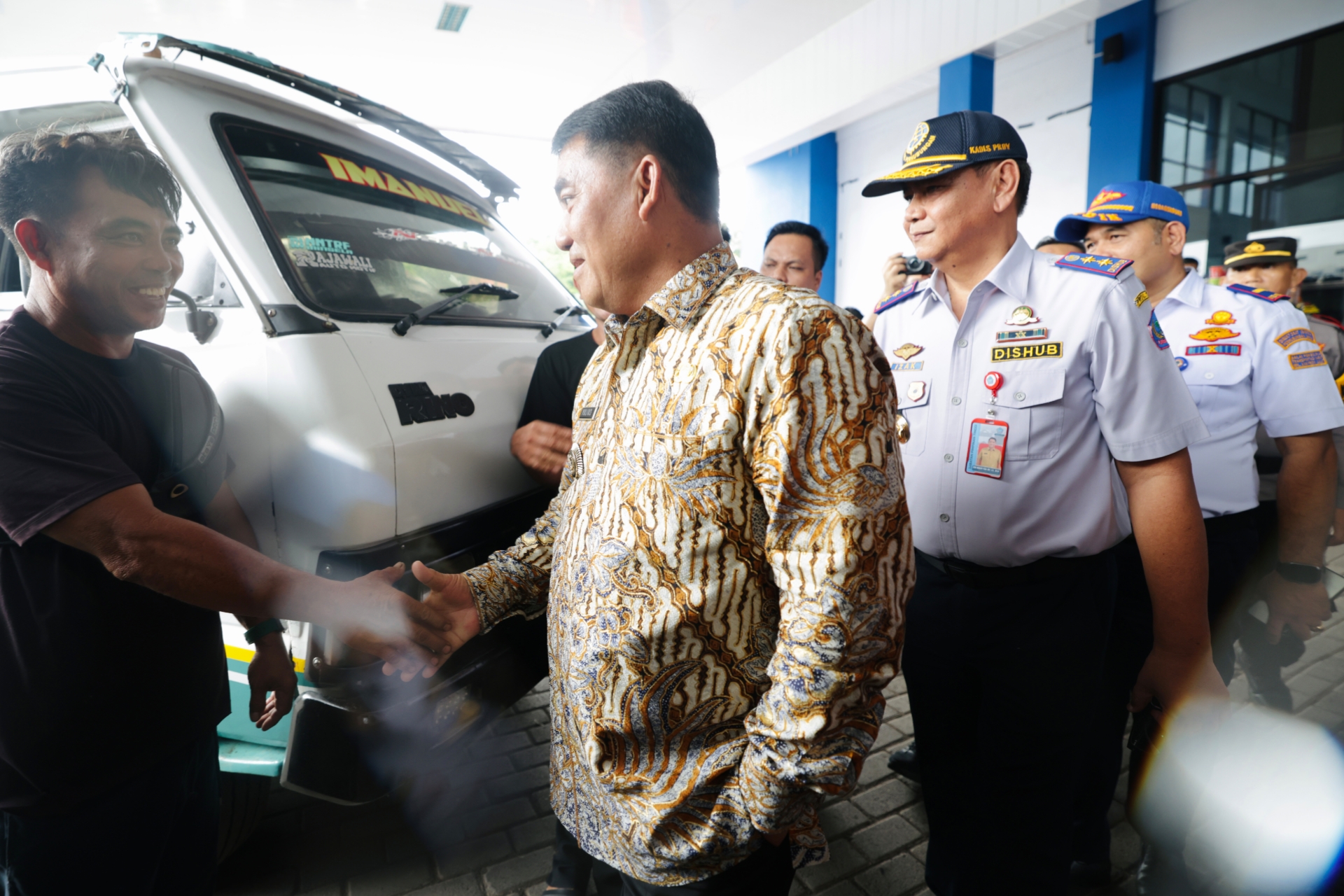 Gubernur Sulut Yulius Selvanus meninjau kesiapan armada bus di Terminal Terpadu Malalayang, Manado, memastikan standar kelaikan jalan dan keselamatan penumpang jelang arus mudik Lebaran 1447 H.