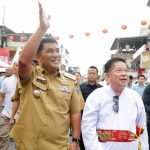 Gubernur Sulawesi Utara, Yulius Selvanus, hadir dalam perayaan Cap Go Meh 2577 Kongzili di Manado, Selasa (3/3/2026). Kehadirannya di tengah ribuan warga menegaskan komitmen menjaga toleransi, persatuan, dan semangat Torang Samua Basudara sebagai fondasi pembangunan daerah.