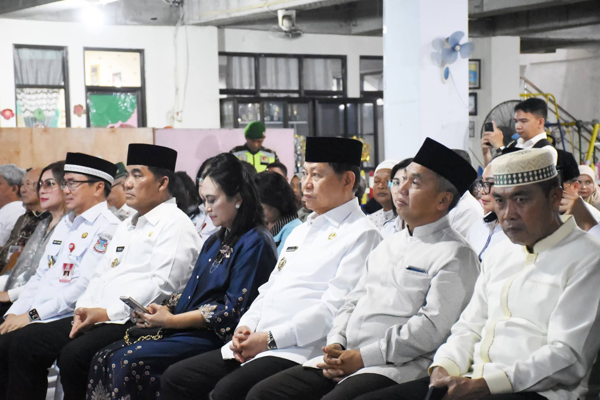 Gubernur Sulawesi Utara Yulius Selvanus Komaling bersama jajaran pemerintah daerah menghadiri Safari Ramadhan di Masjid Agung Awwal Fathul Mubien, Tuminting, Manado, Rabu (4/3/2026). Acara ini dirangkaikan dengan buka puasa bersama dan penyerahan bantuan kepada masyarakat.