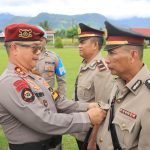 Kapolres AKBP Golfried Hasiholan memimpin prosesi penyematan tanda jabatan kepada pejabat baru. Kegiatan berlangsung di Lapangan Apel Polres Boltim dengan dihadiri pejabat utama, personel, dan Bhayangkari.