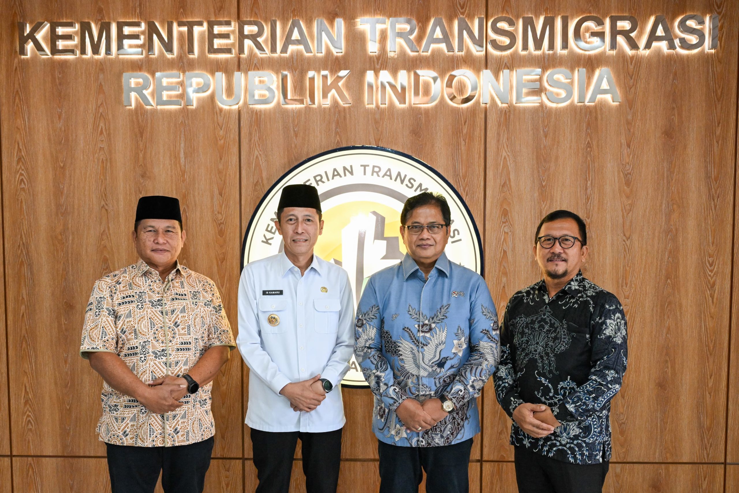 Bupati Bolsel, Iskandar Kamaru bersama Wakil Bupati Deddy Abdul Hamid saat foto bersama dengan Wakil Menteri Transmigrasi RI Viva Yoga Mauladi di Jakarta, seusai membahas kesiapan Bolsel sebagai Kawasan Transmigrasi Timur Tengah Ideal. Foto: Diskominfo Bolsel.