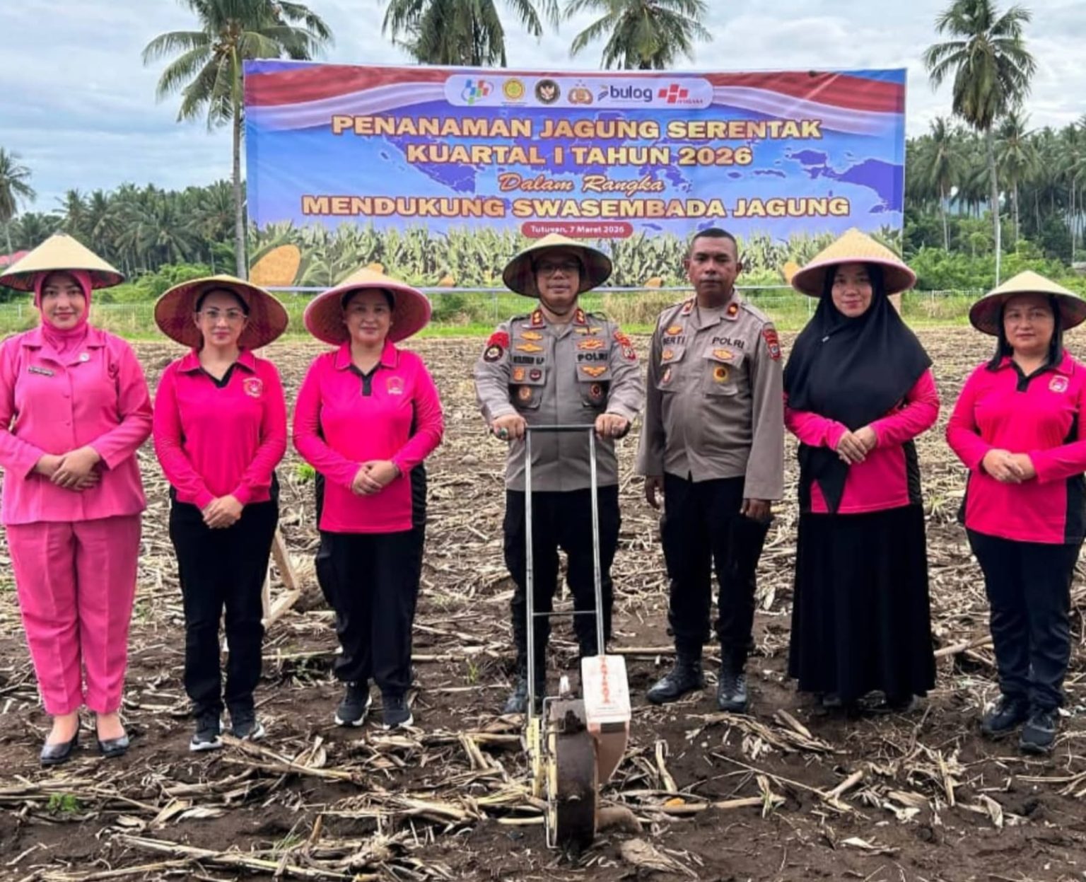 Kapolres Boltim AKBP Golfried Hasiholan bersama jajaran Forkopimda, Bhayangkari, dan personel Polres mengikuti penanaman jagung serentak Kuartal I Tahun 2026 di Desa Tuturus, Sabtu (7/3/2026). Kegiatan ini menjadi bagian dari gerakan nasional mendukung swasembada jagung dan ketahanan pangan.