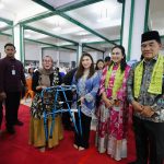 Anggota DPRD Sulut, Dhea E. Lumenta, SE menyerahkan mewakil Gubernur Sulut Yulius Selvanus bersama Ketua TP-PKK Ny. Anik Yulius Selvanus menyerahkan bantuan sosial sebagai wujud kepedulian dan menegaskan pentingnya stabilitas keamanan demi kesejahteraan daerah saat safari Ramadan di Kotamobagu, Selasa (10/3/2026).