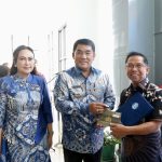 Penyerahan mobil hibah dari Bank Indonesia kepada Sinode GMIBM, disaksikan Gubernur Sulut Mayjen TNI (Purn) Yulius Selvanus, SE. Bantuan ini diharapkan memperkuat pelayanan gereja di wilayah Bolaang Mongondow Raya.