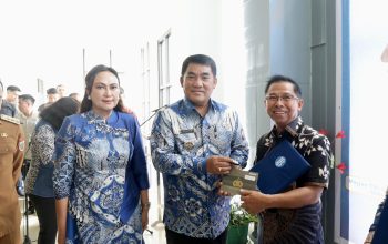 Penyerahan mobil hibah dari Bank Indonesia kepada Sinode GMIBM, disaksikan Gubernur Sulut Mayjen TNI (Purn) Yulius Selvanus, SE. Bantuan ini diharapkan memperkuat pelayanan gereja di wilayah Bolaang Mongondow Raya.