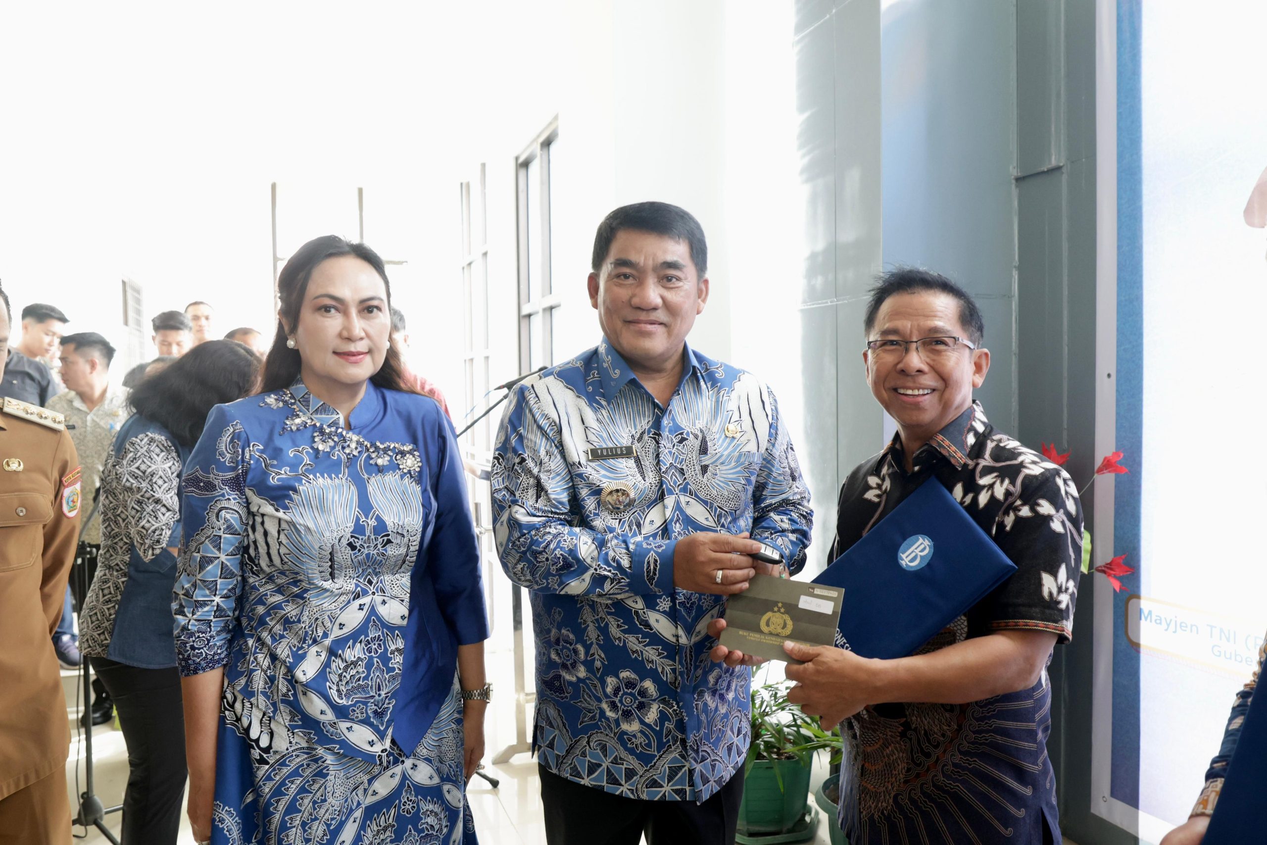 Penyerahan mobil hibah dari Bank Indonesia kepada Sinode GMIBM, disaksikan Gubernur Sulut Mayjen TNI (Purn) Yulius Selvanus, SE. Bantuan ini diharapkan memperkuat pelayanan gereja di wilayah Bolaang Mongondow Raya.