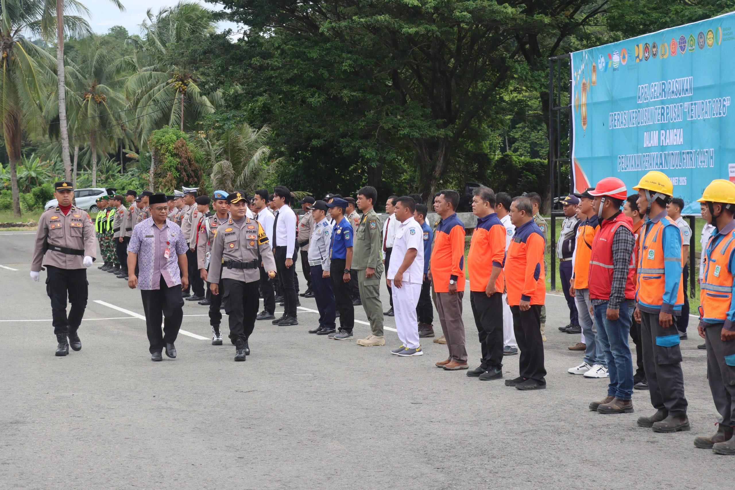 Kapolres Bolsel AKBP Kuntadi Budi Pranoto, S.I.K memimpin Apel Gelar Pasukan Operasi Ketupat Samrat 2026 di halaman Mapolres Bolsel, diikuti personel gabungan Polri, TNI, Satpol PP, Dinas Perhubungan, BPBD, PLN, tenaga kesehatan, dan instansi terkait. Foto: Humas Polres Bolsel.