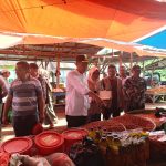 Bupati Bolsel Iskandar Kamaru bersama jajaran meninjau langsung harga dan stok bahan pokok di Pasar Tradisional Desa Soguo, Kecamatan Bolaang Uki, Minggu (15/3/2026).