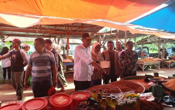 Bupati Bolsel Iskandar Kamaru bersama jajaran meninjau langsung harga dan stok bahan pokok di Pasar Tradisional Desa Soguo, Kecamatan Bolaang Uki, Minggu (15/3/2026).