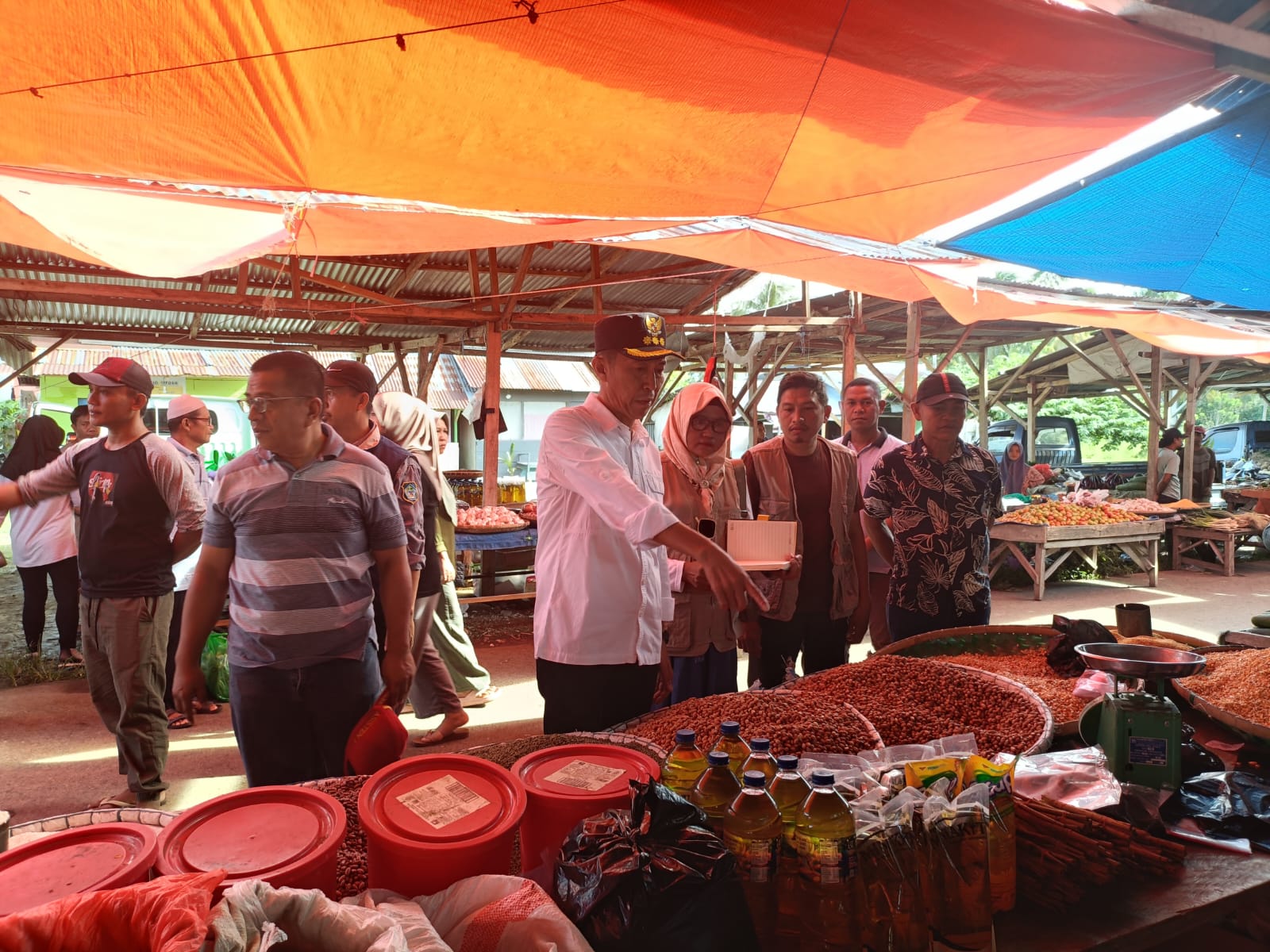 Bupati Bolsel Iskandar Kamaru bersama jajaran meninjau langsung harga dan stok bahan pokok di Pasar Tradisional Desa Soguo, Kecamatan Bolaang Uki, Minggu (15/3/2026).