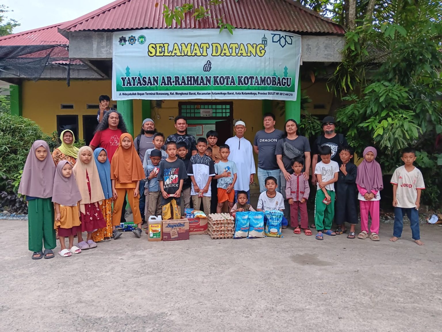 Kasat Reskrim Polres Kotamobagu, IPTU Ahmad Waafi, S.Tr.K., M.H., bersama Tim Resmob menyerahkan bantuan sembako kepada Panti Asuhan Ar-Rahman di Kelurahan Mongkonai Barat, Senin (16/3/2026). Aksi sosial ini menjadi wujud kepedulian Polri terhadap anak-anak yatim piatu di bulan Ramadhan 1447 Hijriah.