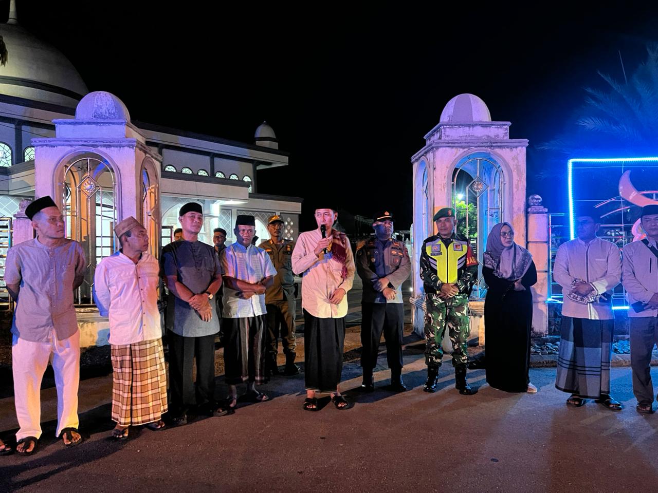 Bupati H. Iskandar Kamaru SPt, MSi didampingi jajaran Forkopimda secara resmi melepas peserta pawai takbir keliling Idul Fitri 1447 H di halaman Masjid Agung An Nur Molibagu, Jumat (20/3/2026) malam.