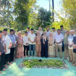 Bupati Iskandar Kamaru bersama Wakil Bupati Deddy Abdul Hamid dan jajaran Pemkab Bolsel berziarah ke makam almarhum Herson Mayulu di Desa Pinolosian pada hari kedua Idul Fitri 1447 H, sebagai bentuk penghormatan atas jasa dan pengabdian beliau.