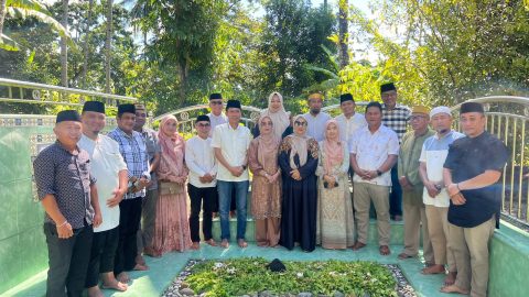 Bupati dan Wabup Bolsel Ziarah ke Makam Herson Mayulu di Hari Kedua Lebaran