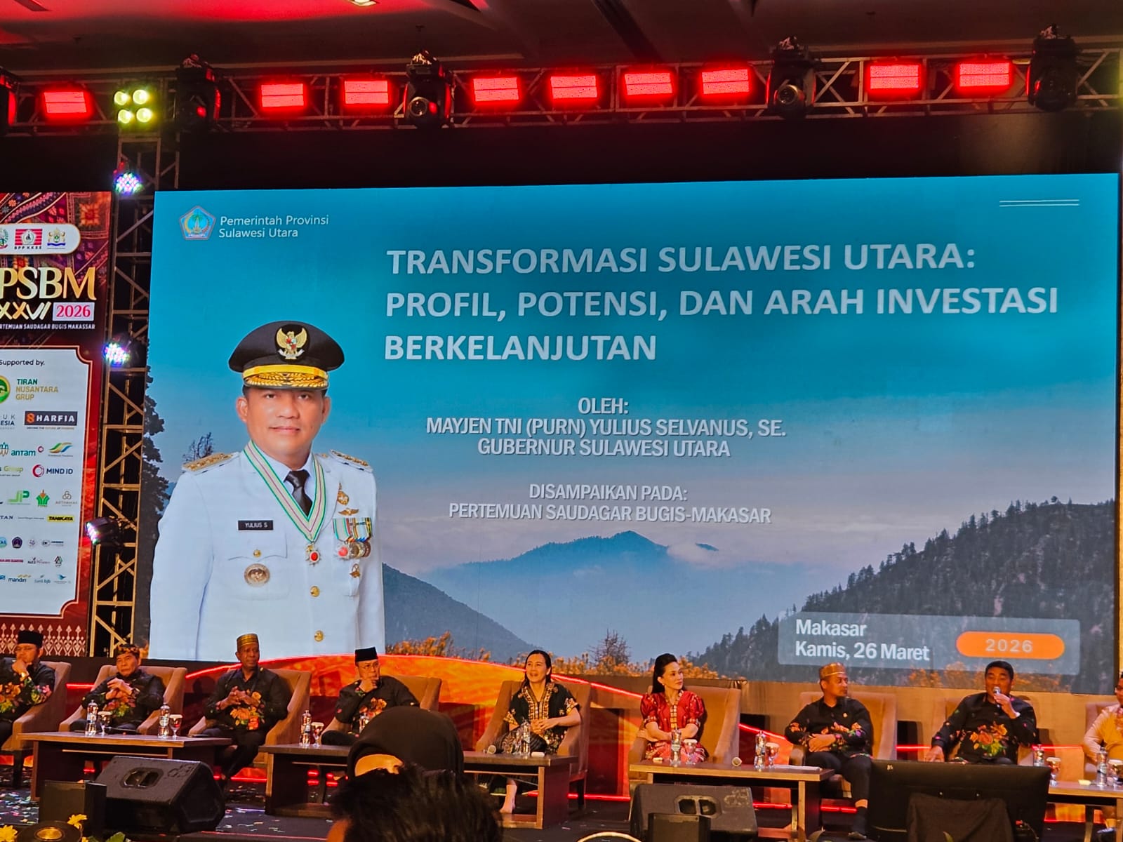 Gubernur Sulawesi Utara Mayjen TNI (Purn) Yulius Selvanus memaparkan transformasi ekonomi dan potensi investasi Sulut dalam Pertemuan Saudagar Bugis-Makassar (PSBM) ke-XXVI di Hotel Claro, Makassar, Kamis (26/3/2026). Dalam forum tersebut, Yulius menekankan capaian investasi Rp10,12 triliun pada 2025 yang melampaui target 109% serta mengajak para saudagar untuk berinvestasi di sektor unggulan Sulut sebagai pintu gerbang Pasifik.