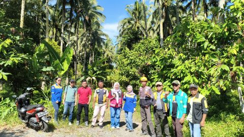 Kabid Bina Marga Dinas PUPR Kotamobagu, Haris Momintan, ST, bersama tim saat meninjau lokasi rekonstruksi Jalan Kebun Ampera di Desa Moyag Tampoan. Proyek senilai Rp 2,9 miliar ini ditargetkan selesai dalam 180 hari kerja. 