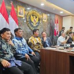 Gubernur Sulut Yulius Selvanus bersama Menko Pangan Zulkifli Hasan dan jajaran kementerian saat rapat percepatan proyek Pengolahan Sampah menjadi Energi Listrik (PSEL) di Jakarta, Selasa (2026).