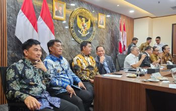 Gubernur Sulut Yulius Selvanus bersama Menko Pangan Zulkifli Hasan dan jajaran kementerian saat rapat percepatan proyek Pengolahan Sampah menjadi Energi Listrik (PSEL) di Jakarta, Selasa (2026).