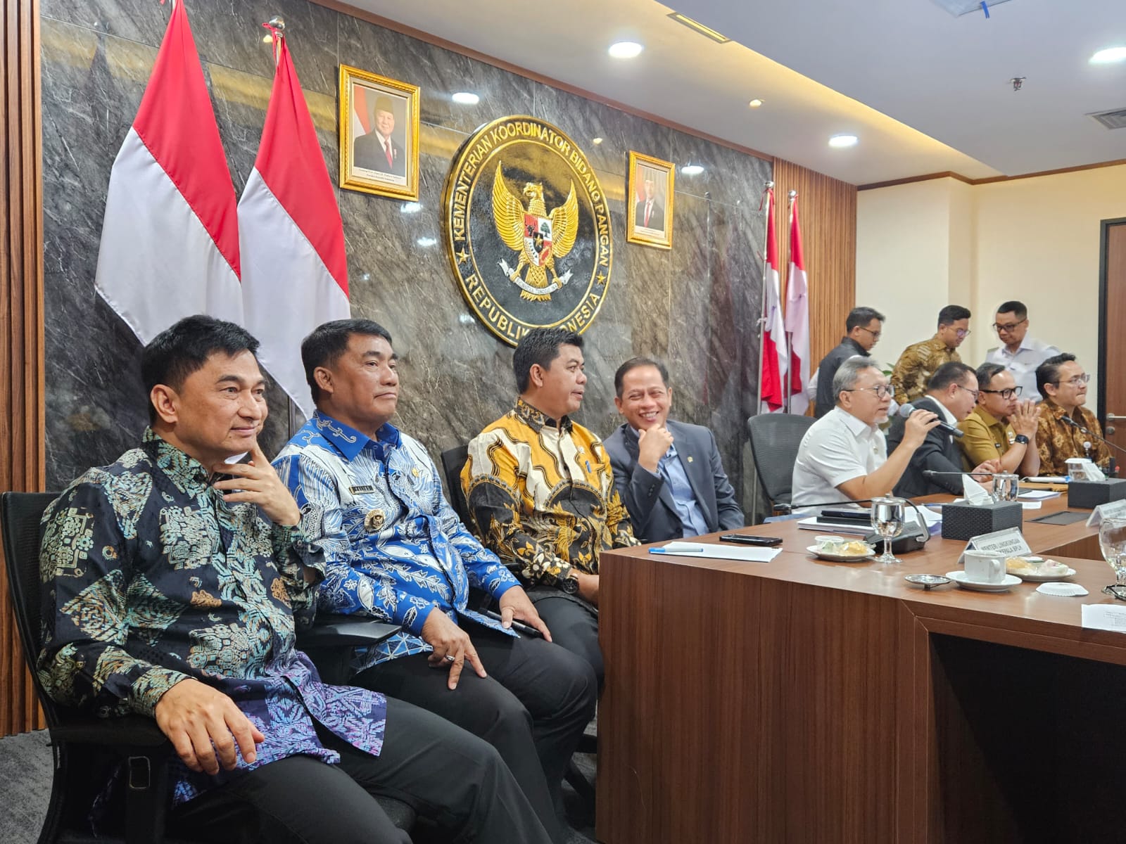 Gubernur Sulut Yulius Selvanus bersama Menko Pangan Zulkifli Hasan dan jajaran kementerian saat rapat percepatan proyek Pengolahan Sampah menjadi Energi Listrik (PSEL) di Jakarta, Selasa (2026).