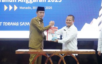 Bupati Bolaang Mongondow Selatan Iskandar Kamaru menyerahkan Laporan Keuangan Pemerintah Daerah (LKPD) Unaudited Tahun Anggaran 2025 kepada BPK Perwakilan Sulawesi Utara di Manado, Senin (30/3/2026).