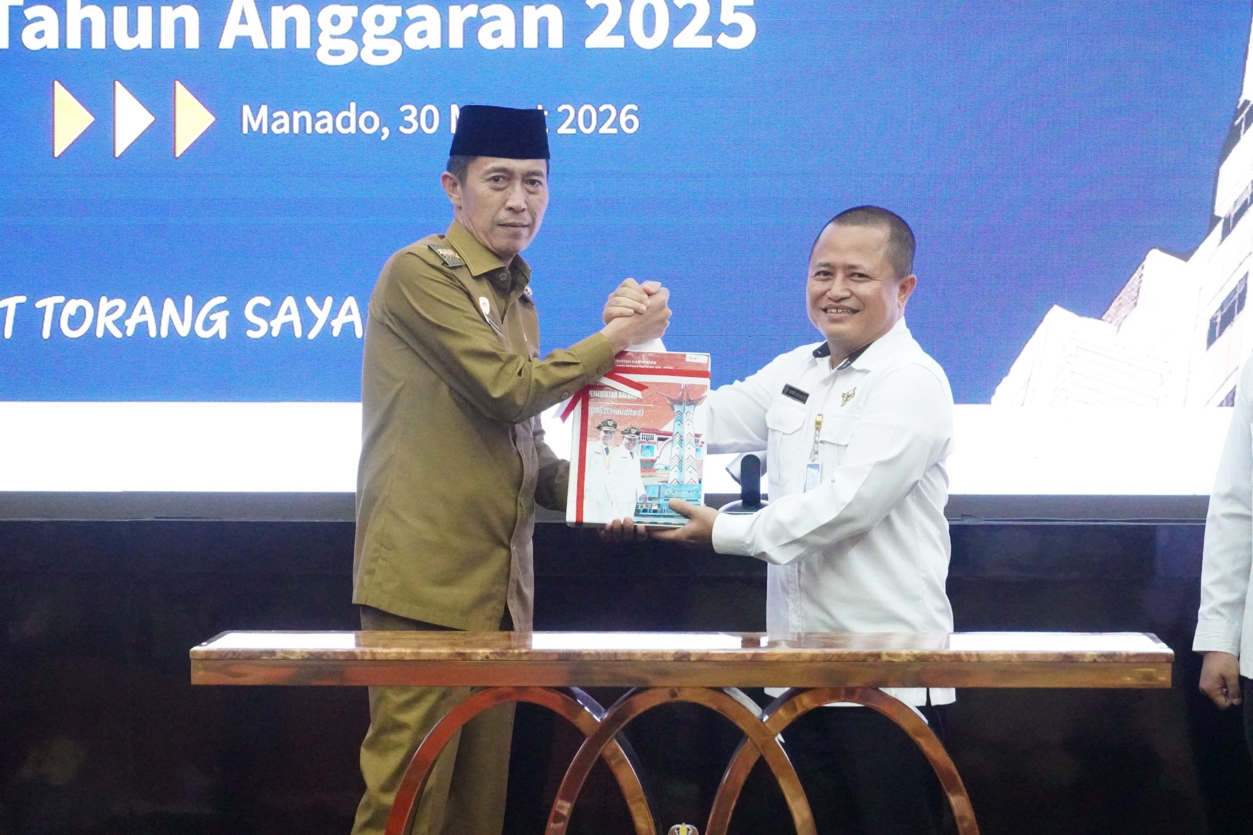 Bupati Bolaang Mongondow Selatan Iskandar Kamaru menyerahkan Laporan Keuangan Pemerintah Daerah (LKPD) Unaudited Tahun Anggaran 2025 kepada BPK Perwakilan Sulawesi Utara di Manado, Senin (30/3/2026).