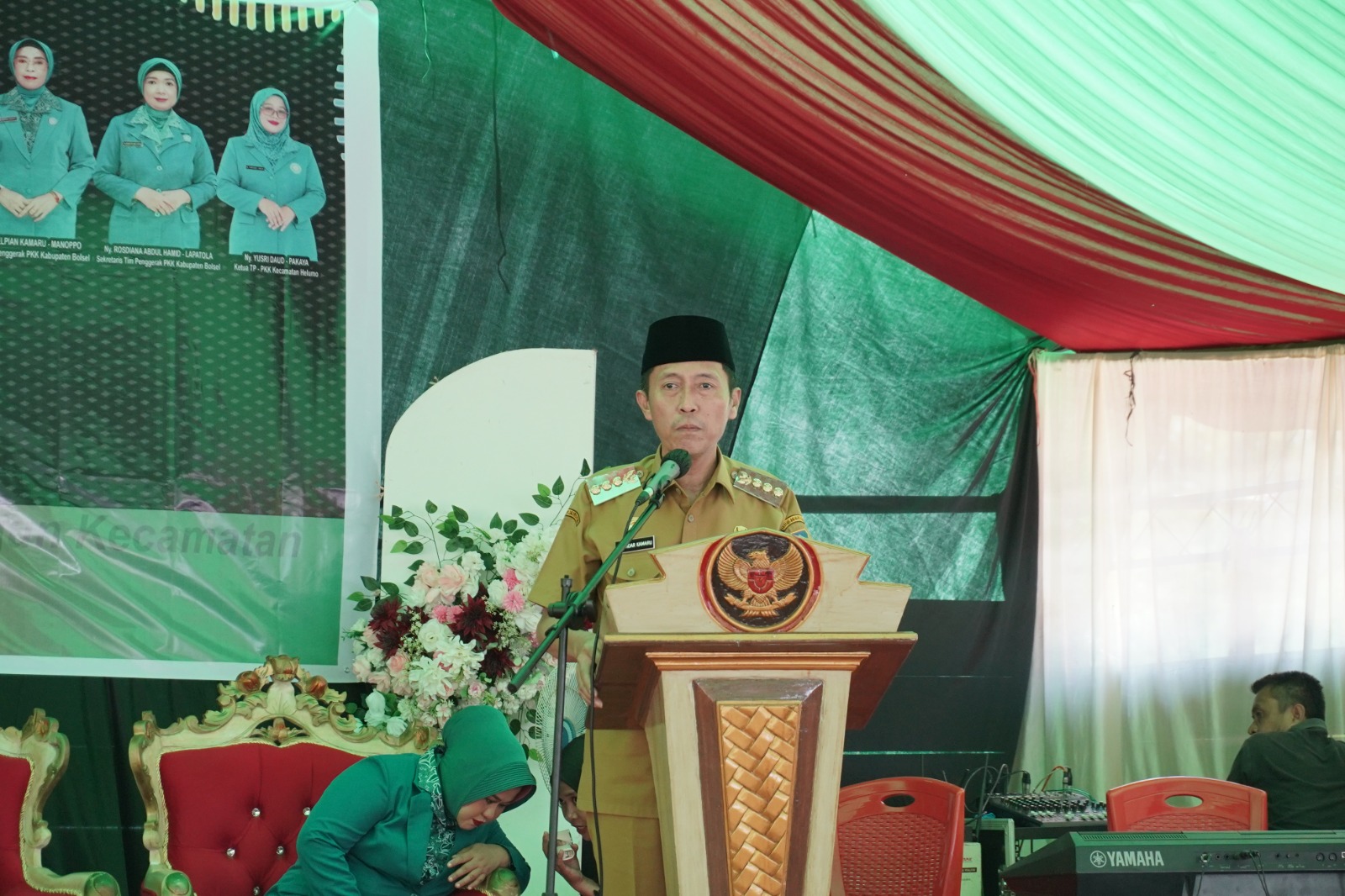 Bupati Bolaang Mongondow Selatan Iskandar Kamaru menyampaikan sambutan pada prosesi adat Moloopu Camat Helumo Eus Daud yang dirangkaikan dengan pelantikan Ketua TP-PKK Kecamatan Helumo, Selasa (31/3/2026).