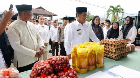 Gubernur Sulut Yulius Selvanus Komaling meninjau Gerakan Pangan Murah di Pasar Tutuyan, Bolmong Timur, Rabu (11/3/2026). Warga antusias membeli bahan pokok dengan harga terjangkau. Sumber: Pemprov Sulut
