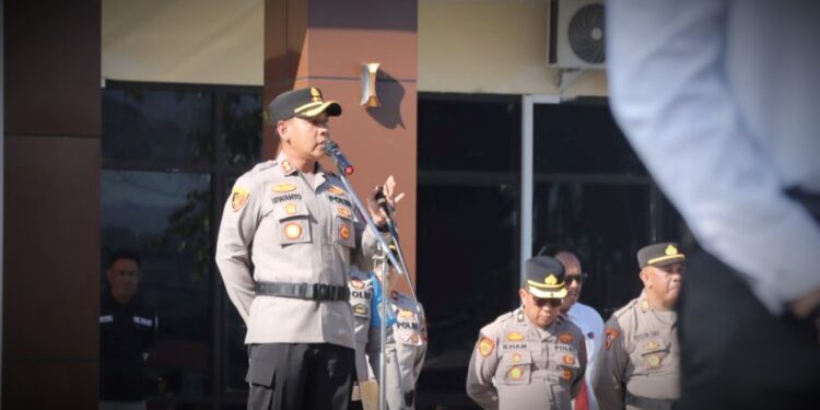 Kapolres Kotamobagu AKBP Irwanto SIK MH menyampaikan Commander Wish di hadapan jajaran perwira dan bintara, menekankan kepatuhan, kepedulian, serta tanggung jawab sebagai fondasi utama tugas kepolisian.