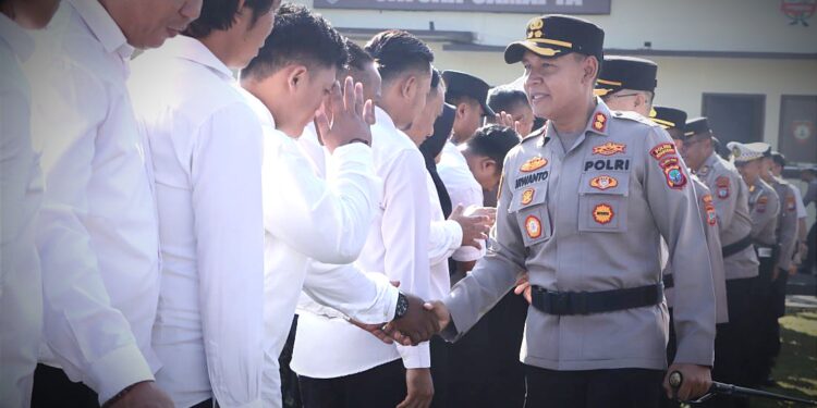Kapolres Kotamobagu AKBP Irwanto SIK MH bersalaman dengan jajaran personel dalam kegiatan Halal Bihalal pasca Idul Fitri 1447 H di halaman Mapolres, sebagai wujud mempererat silaturahmi dan memperkokoh soliditas internal.