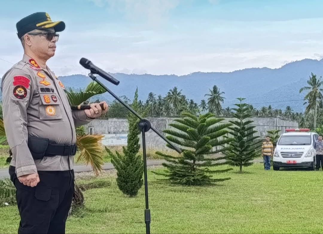 Kapolres Boltim, AKBP Golfried Hasiholan, SH, MSi, memimpin Apel Gelar Pasukan Operasi Ketupat Samrat 2026 di Lapangan Apel Polres Boltim, Kamis (12/3/2026). Apel ini menjadi pengecekan akhir kesiapan personel dan sarana pengamanan mudik Lebaran Idul Fitri 1447 H.