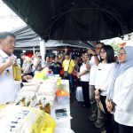 Gubernur Sulawesi Utara Mayjen TNI (Purn) Yulius Selvanus, SE meninjau langsung pelaksanaan Gerakan Pangan Murah dengan berdialog bersama pedagang dan masyarakat, memastikan distribusi bahan pokok aman serta harga tetap stabil.Foto: Diskominfo Sulut.