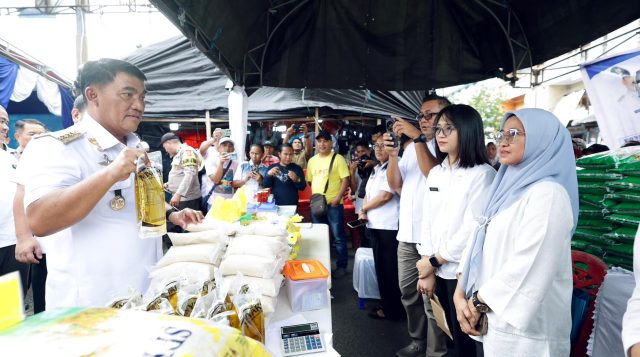 Pastikan Distribusi Aman, Gubernur Yulius Tinjau Gerakan Pangan Murah di Kabupaten/Kota