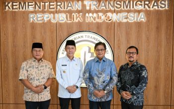 Ketua DPRD Bolsel Ariffin Olii bersama Bupati Iskandar Kamaru dan Wabup Deddy Abdul Hamid saat audiensi dengan Wakil Menteri Transmigrasi RI Viva Yoga Mauladi di Jakarta, membahas rencana penetapan Kawasan Transmigrasi Timur Tengah Ideal.