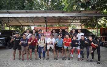 Bupati Bolaang Mongondow Selatan Iskandar Kamaru bersama jajaran melepas Tim Sepak Bola Bolsel FC yang akan berlaga di Liga 4 Sulawesi Utara, ditandai dengan doa bersama dan pemberian motivasi kepada para pemain.